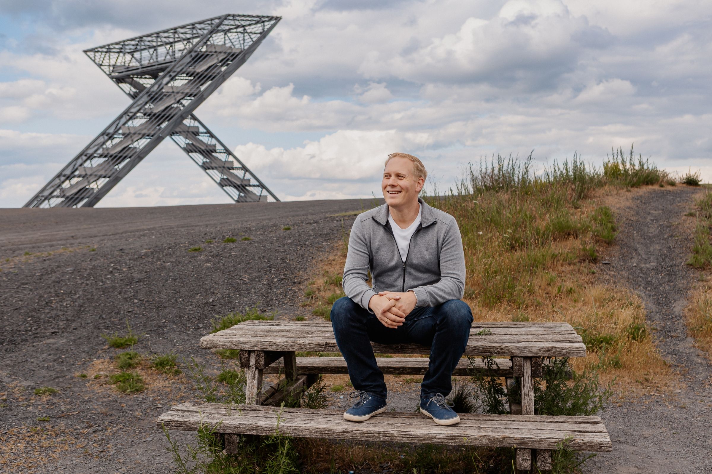 Peter Bonner sitting on a bench at the Saarpolygon in Saarland.